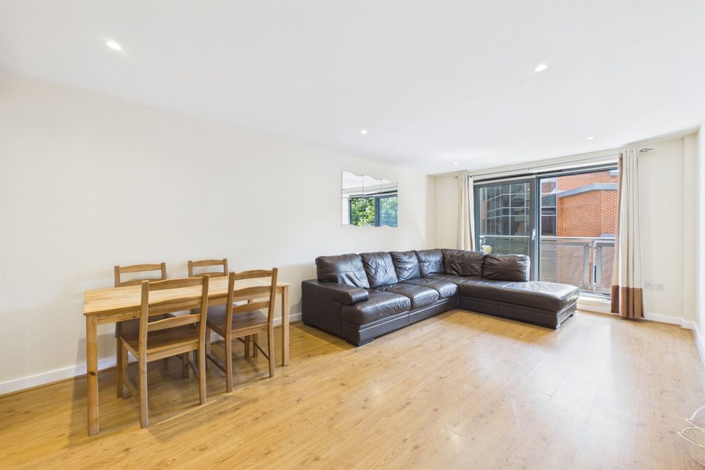 Property photo 1 of 11 Living Room / Kitchen