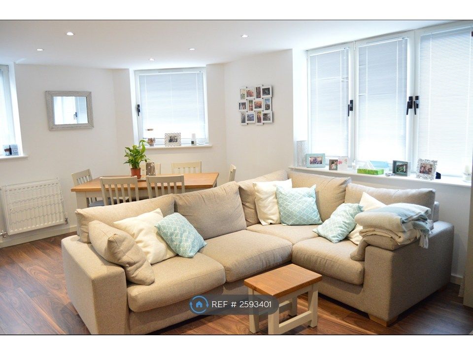 Property photo 3 of 11 Living Room