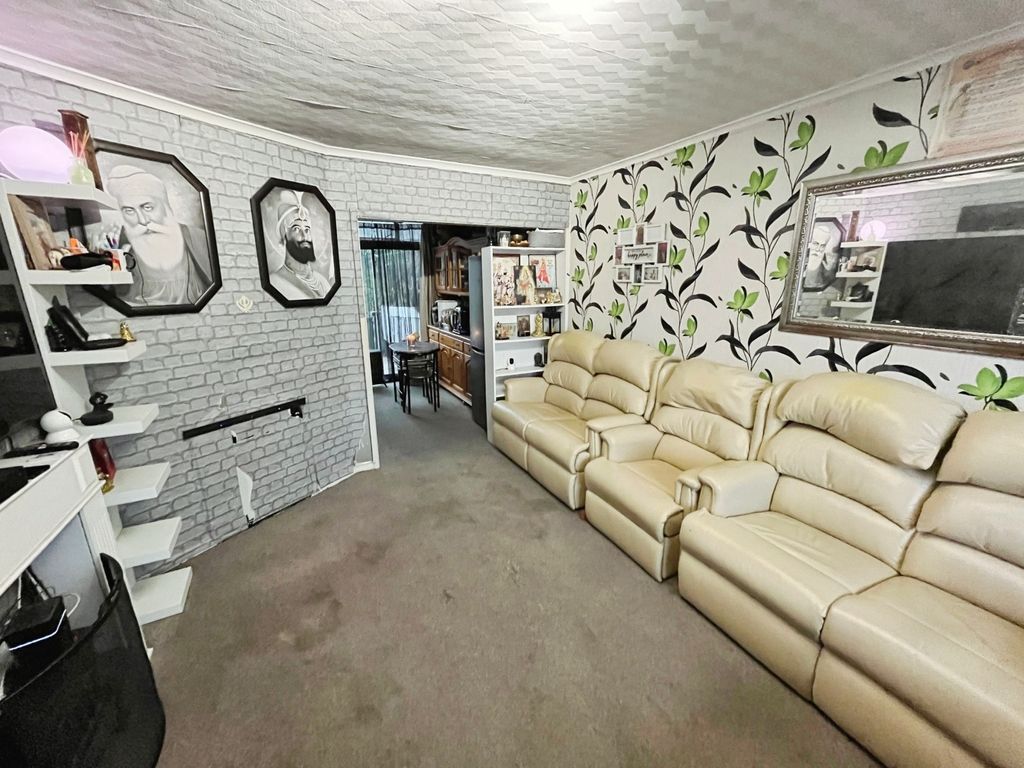 Property photo 2 of 13 Lounge