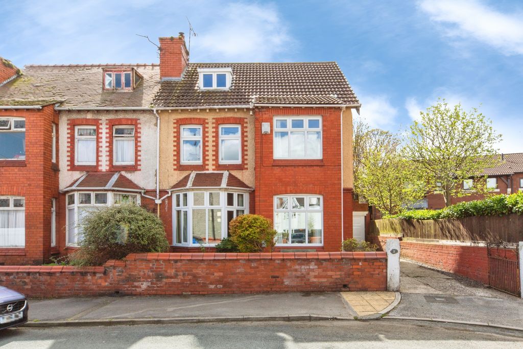 Property photo 1 of 15 Street Scene