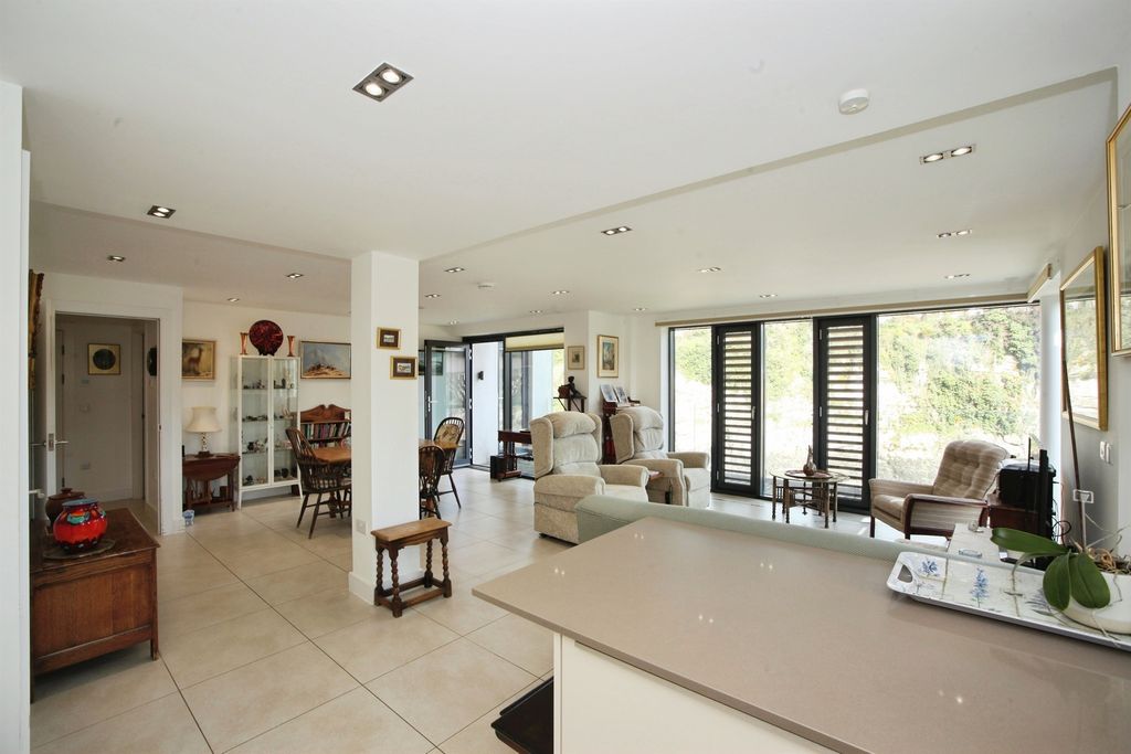 Property photo 1 of 32