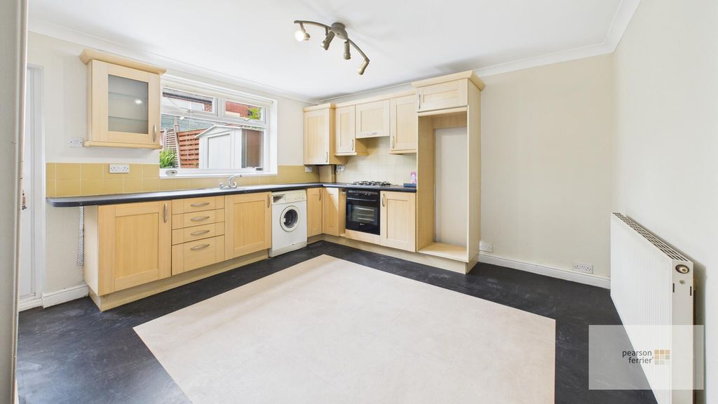Property photo 3 of 8 Kitchen
