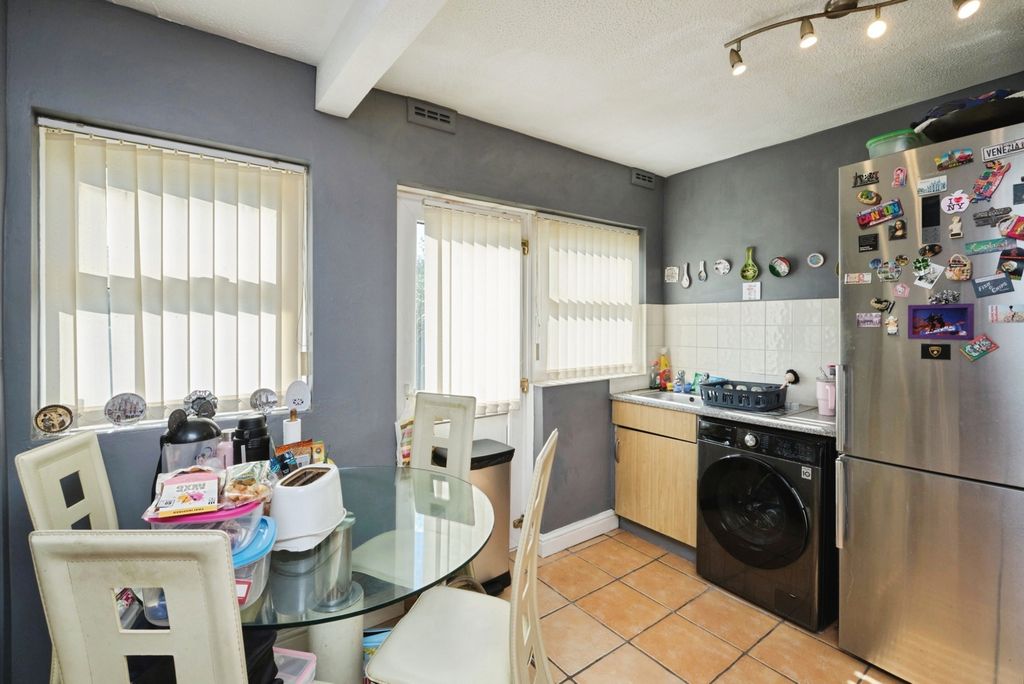 Property photo 3 of 17 Kitchen