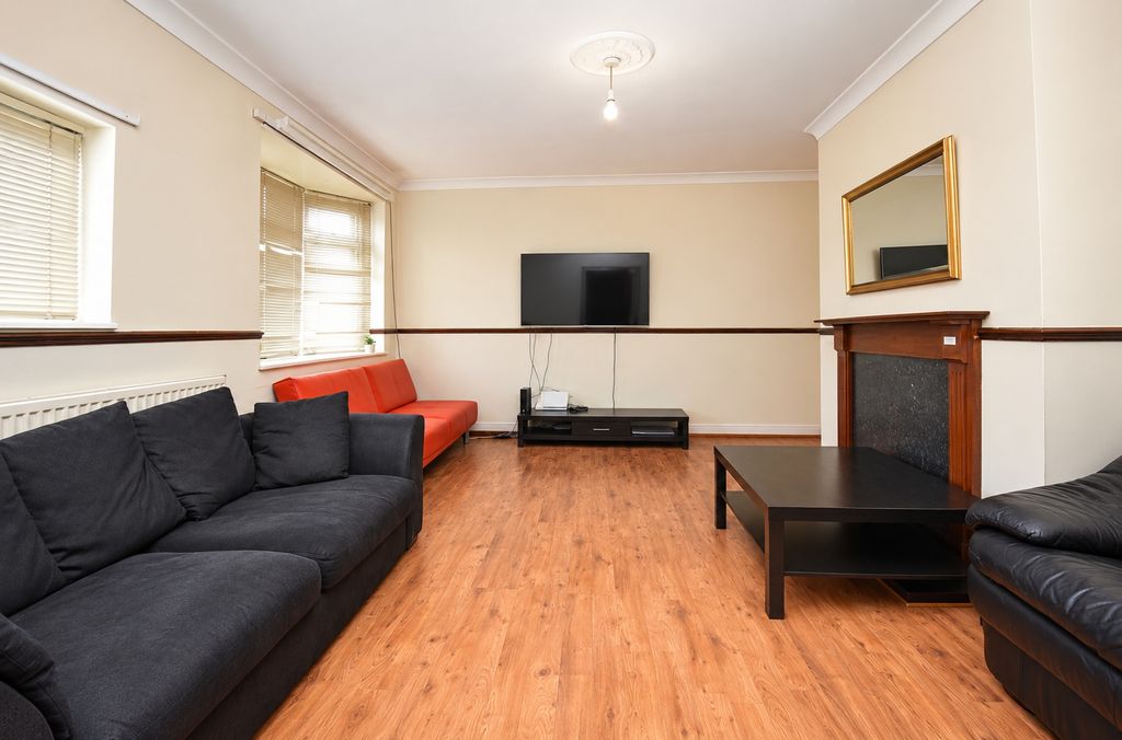 Property photo 2 of 9 Living Room