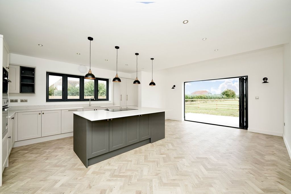 Property photo 2 of 27