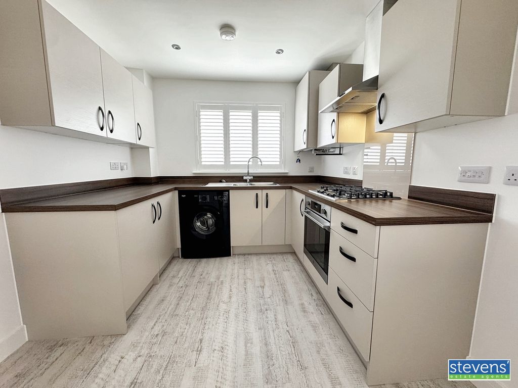 Property photo 3 of 14 Image00013