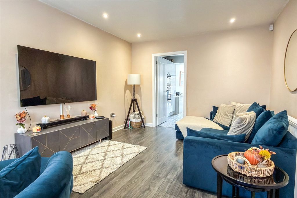 Property photo 2 of 18 Lounge