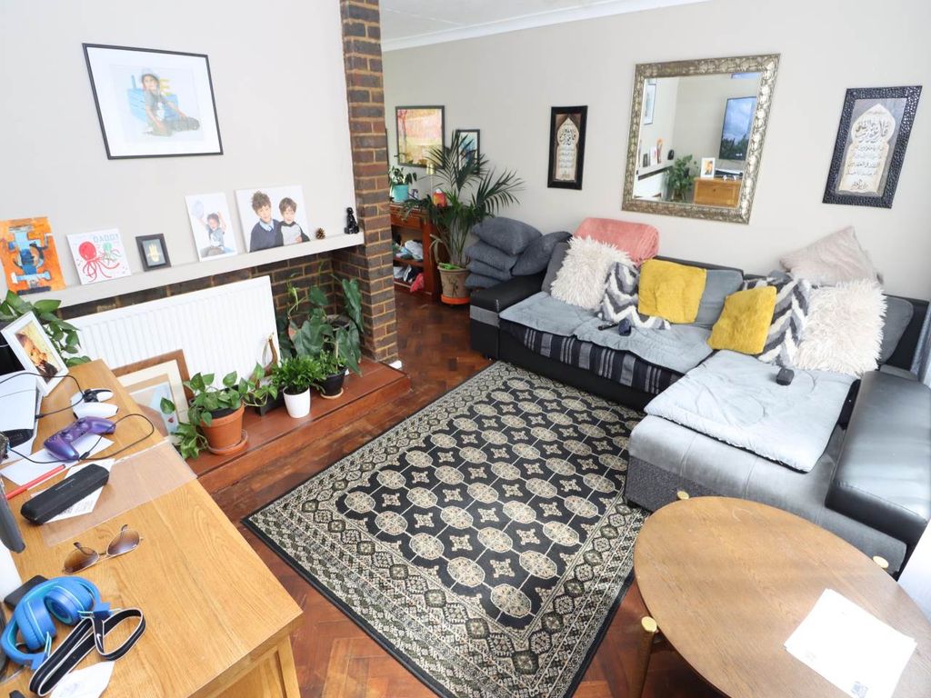 Property photo 3 of 11 Living Room