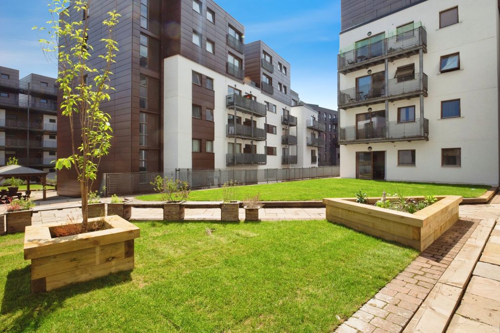 Property photo 1 of 14 Communal Gardens
