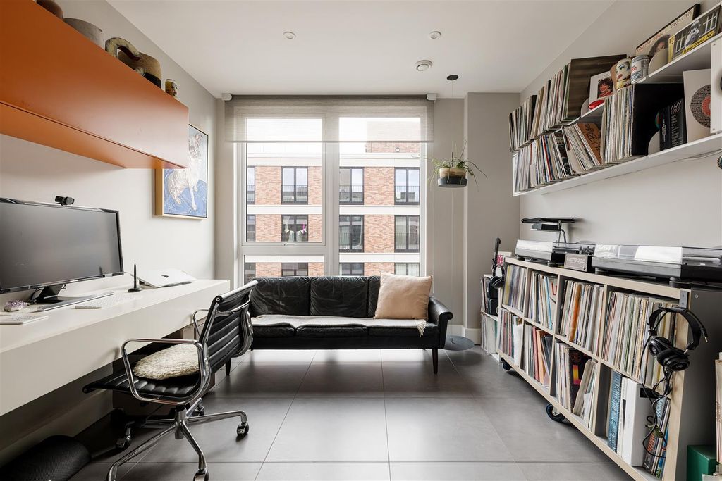 Property photo 3 of 23 Remus Road, E3