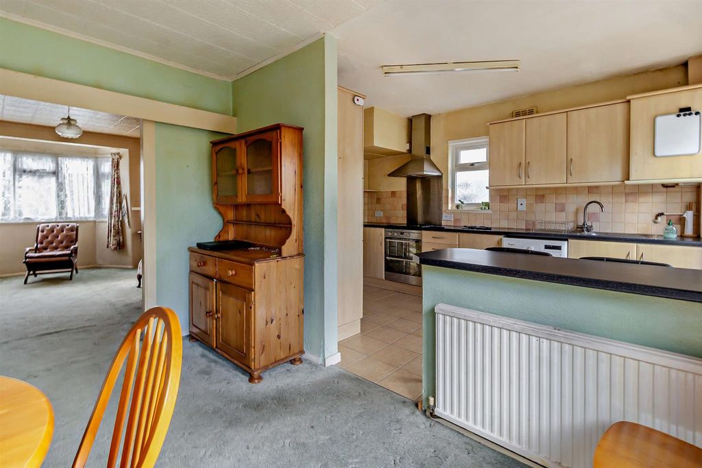Property photo 3 of 9 8663871-Interior03-800.Jpg