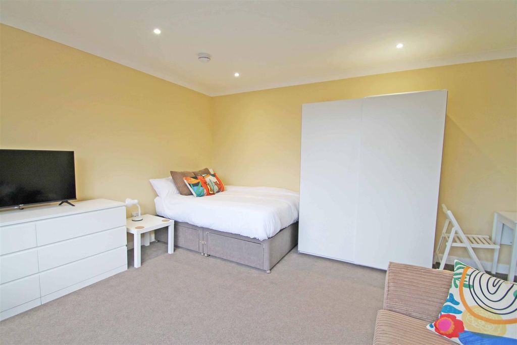 Property photo 3 of 10 Studio Room