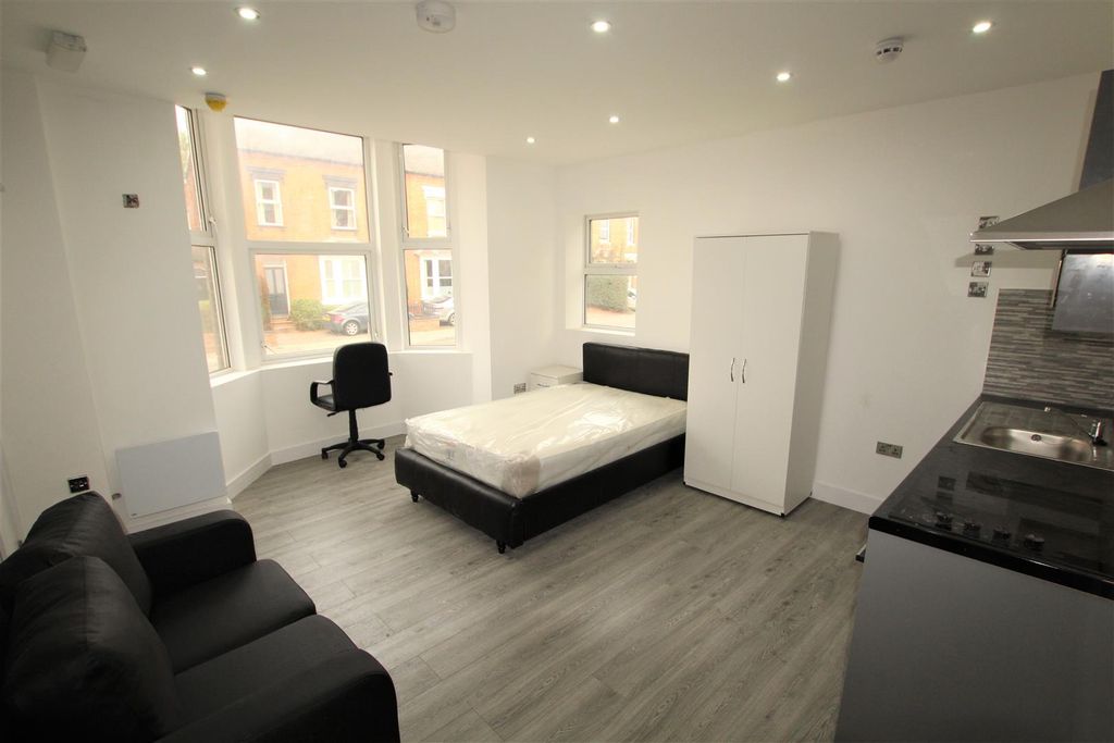 Property photo 3 of 8 Bedroom/Lounge