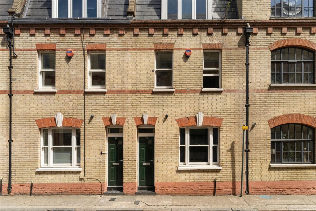 Property photo 1 of 47 Rampart Street, E1