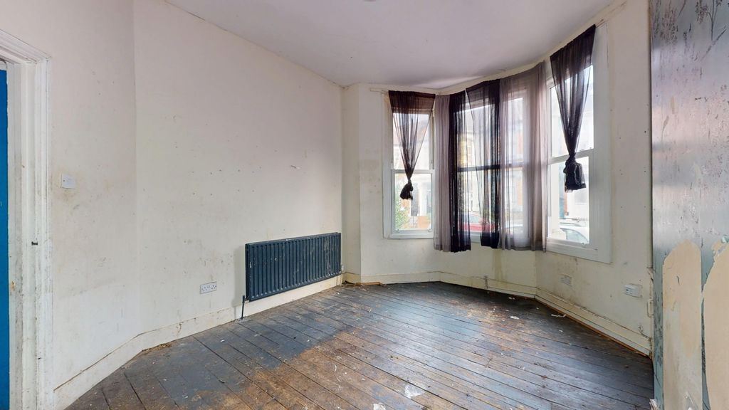 Property photo 2 of 14 Ground Floor Flat, 20 Hillside Road, Stamford Hill, London, N15 6Nb