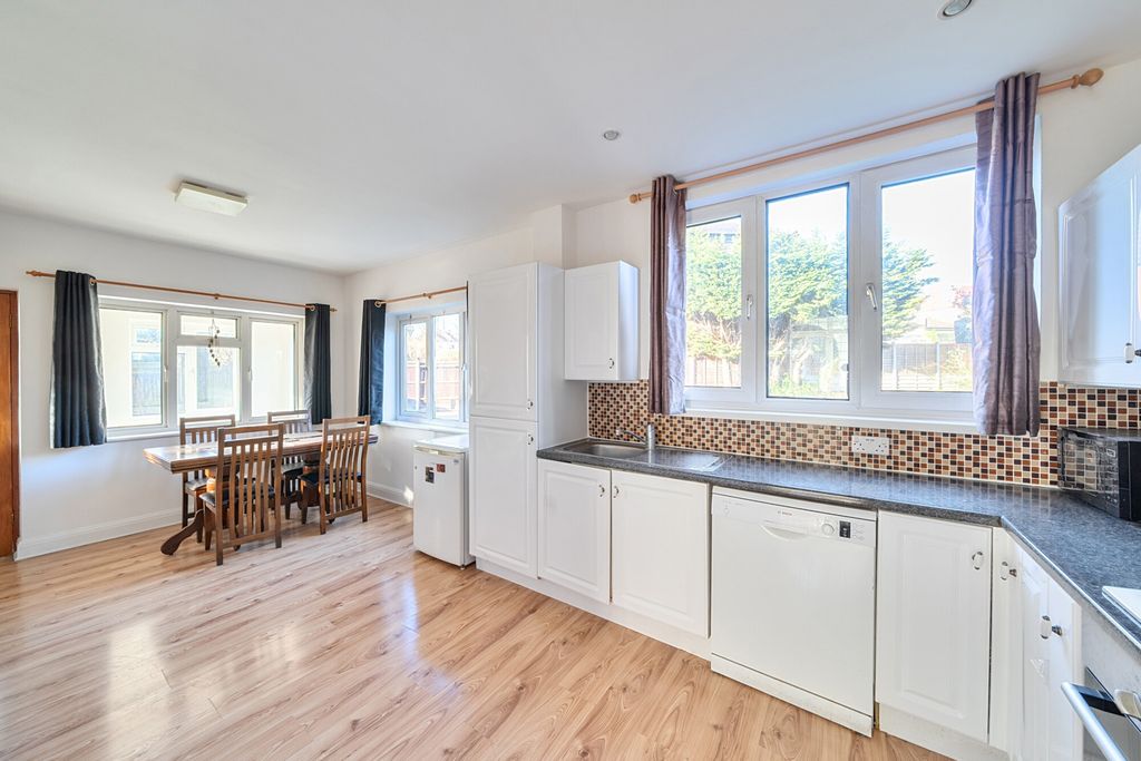 Property photo 3 of 25 1396018-13-695Bb9...