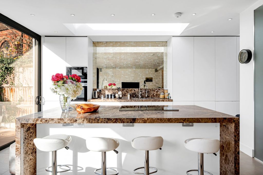 Property photo 2 of 21