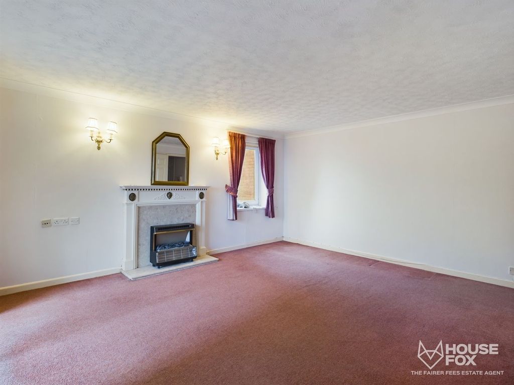 Property photo 3 of 10 Living Room