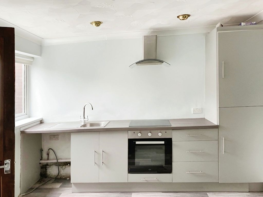 Property photo 3 of 6 Kitchen