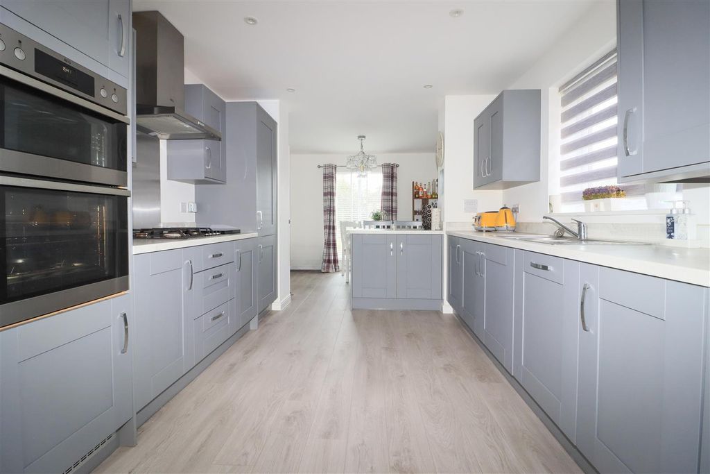 Property photo 3 of 11 Kitchen / Dining Room