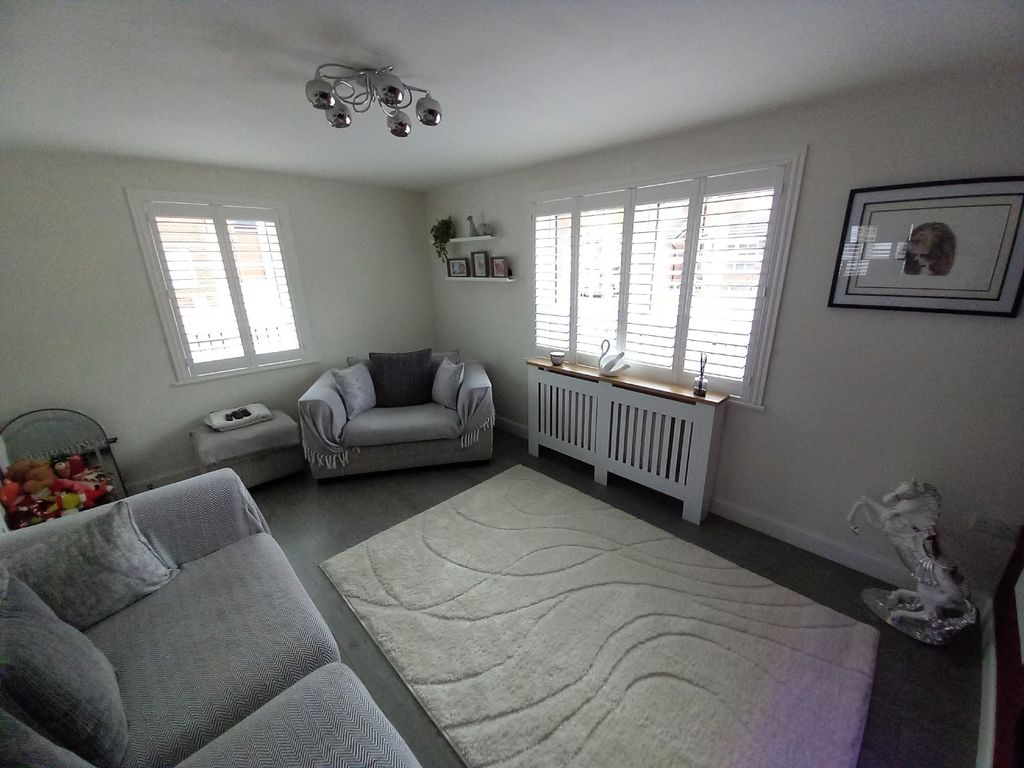 Property photo 3 of 18 Lounge2