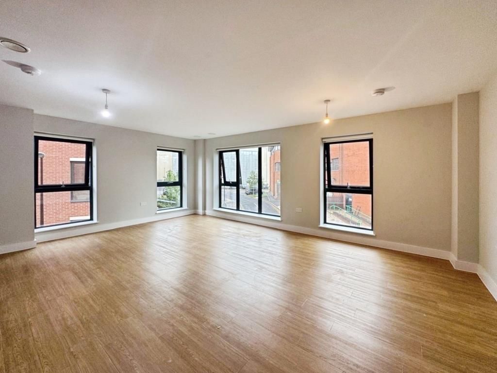 Property photo 3 of 10 Living Space