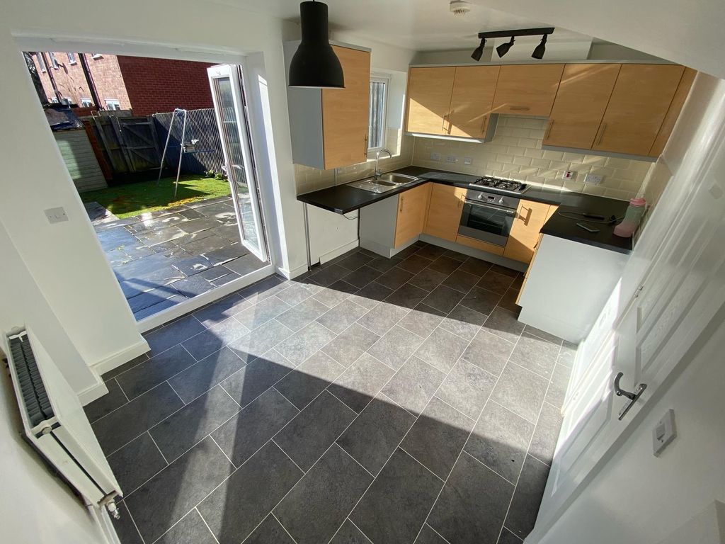 Property photo 3 of 11 Kitchen