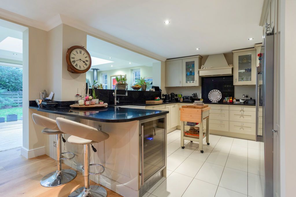 Property photo 3 of 19 Kitchen