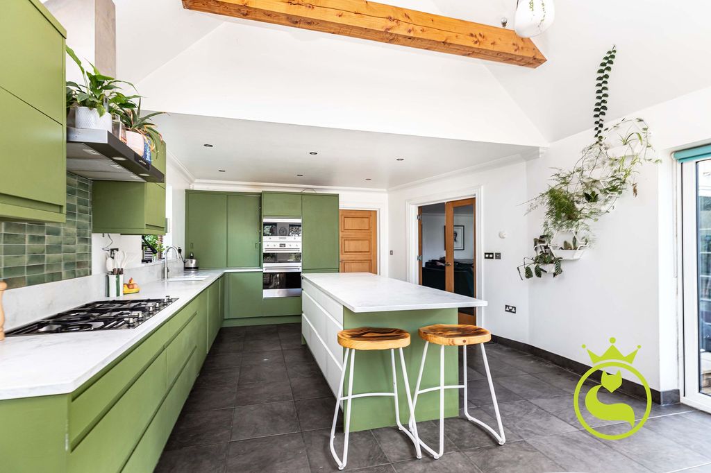 Property photo 3 of 28