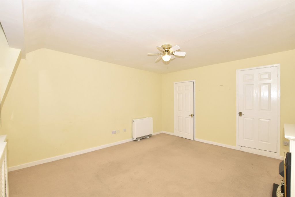 Property photo 3 of 11 Living Room