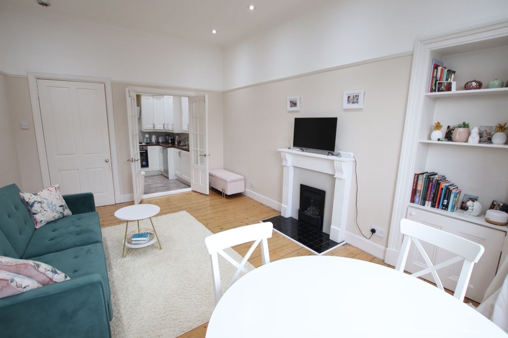 Property photo 3 of 12 Lounge