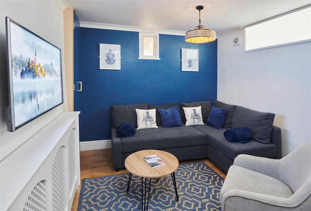Property photo 3 of 16 Cromer 202210756.Jpg