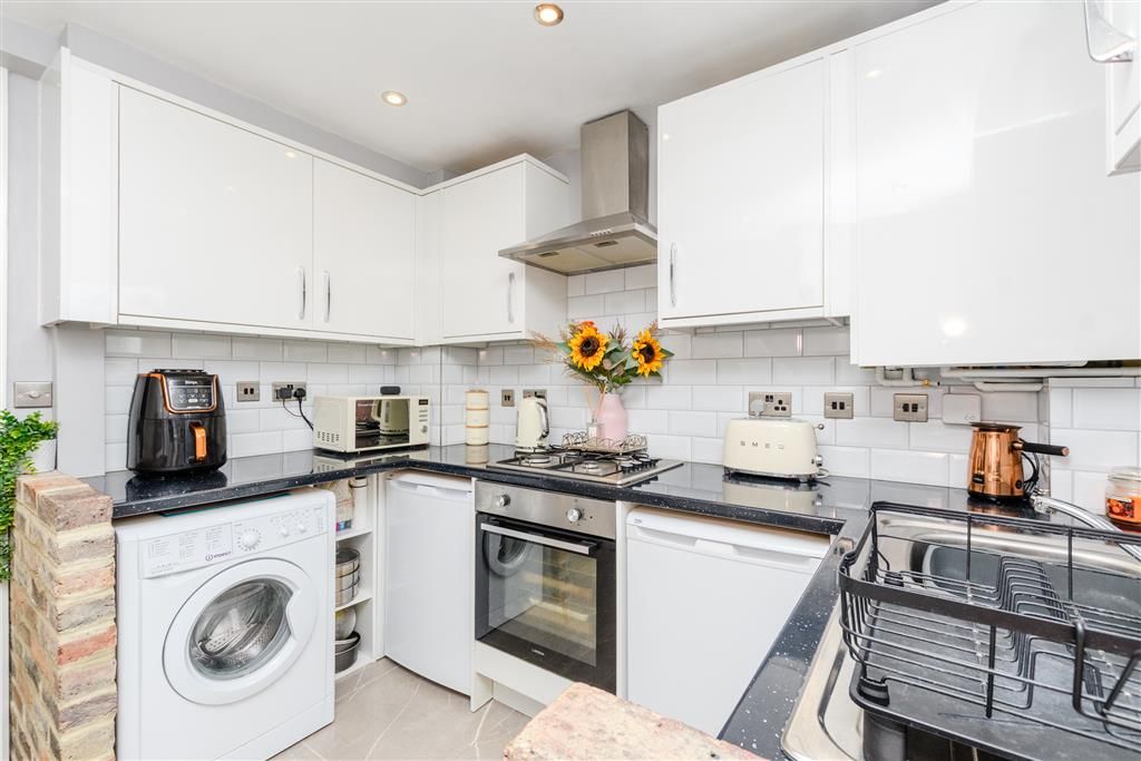 Property photo 3 of 8 Kitchen