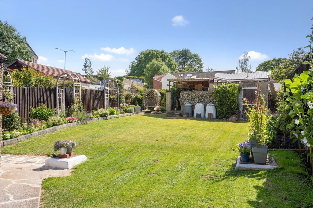 Property photo 2 of 16 Garden