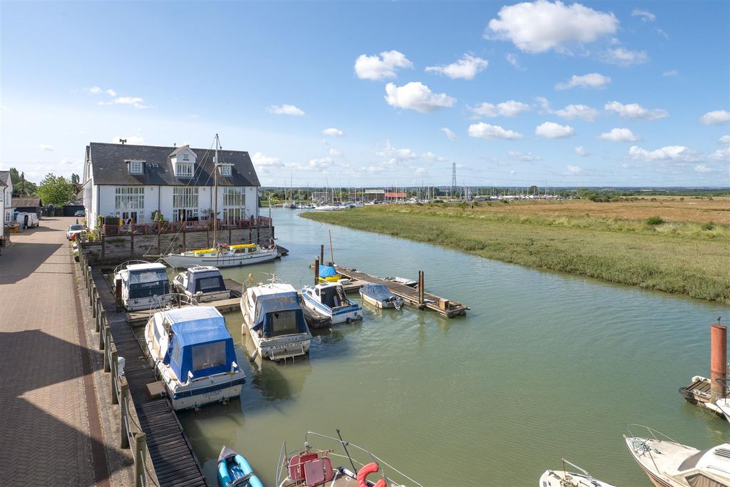 Property photo 2 of 25 North Quay, Conyer
