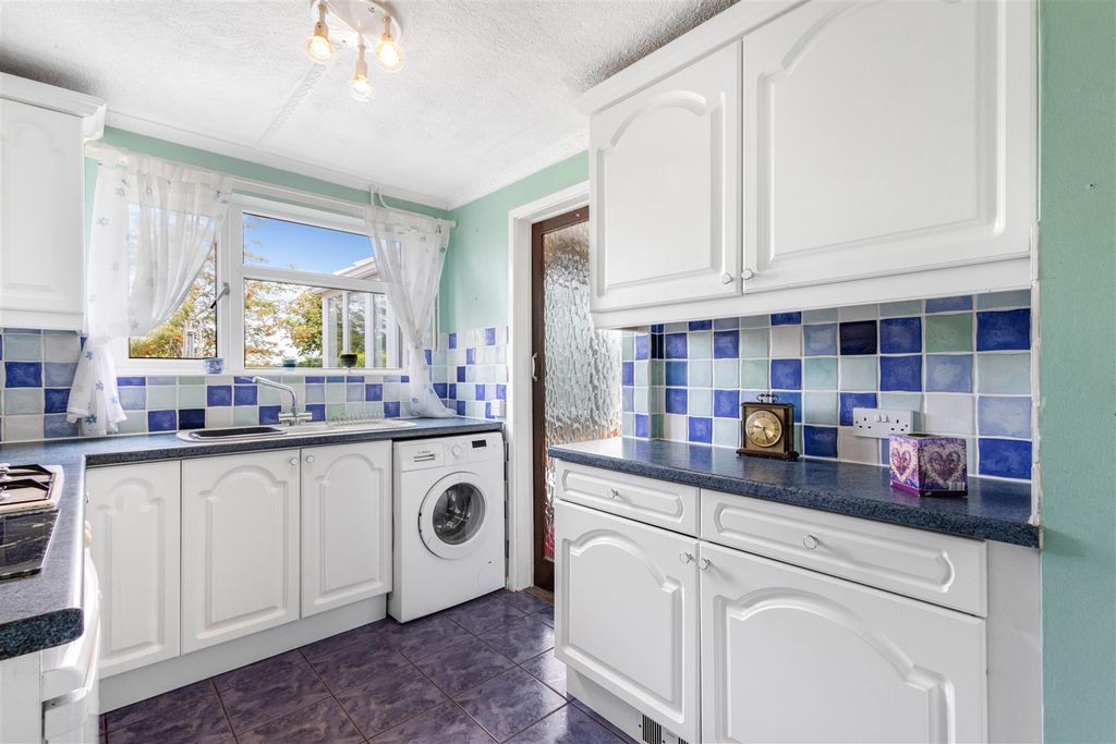 Property photo 3 of 17 Kitchen