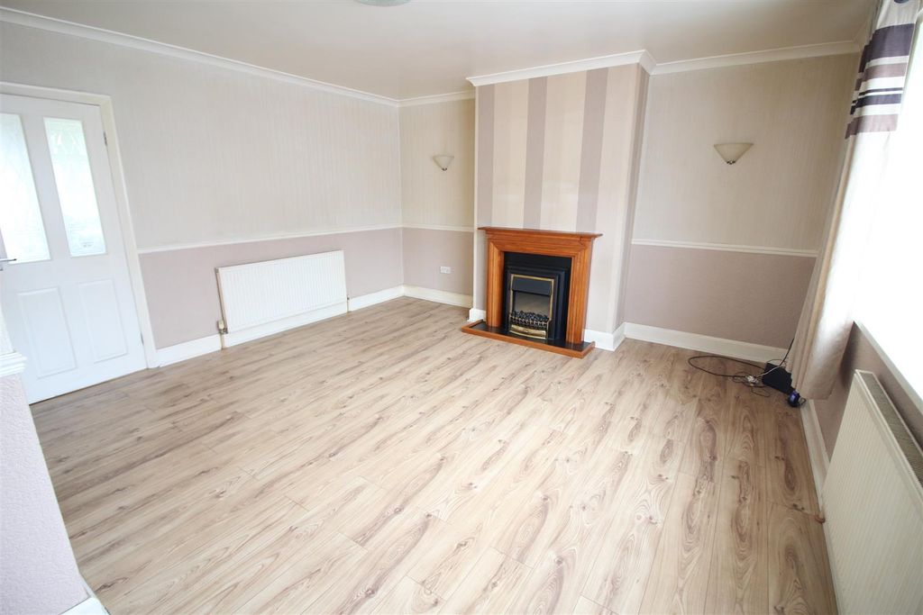 Property photo 3 of 14 Lounge