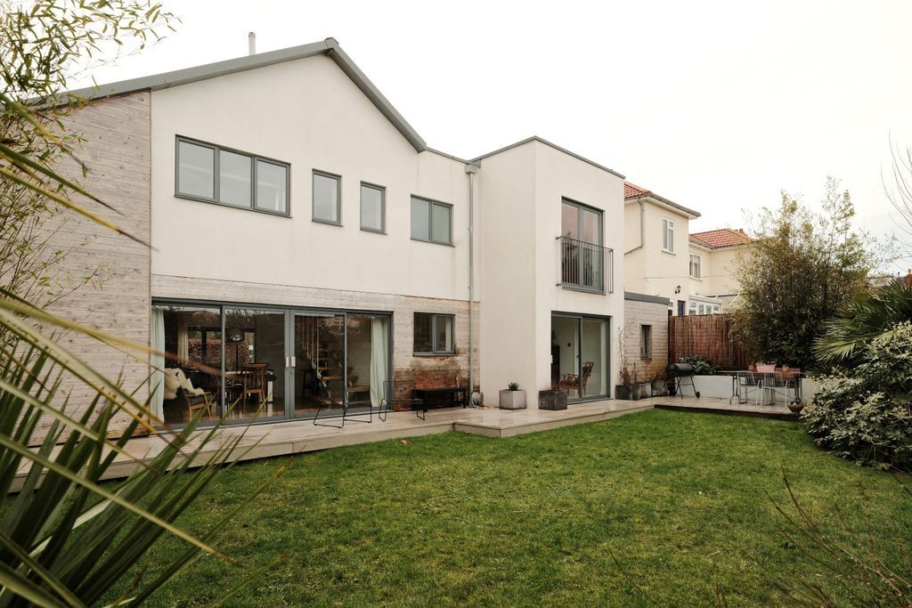 Property photo 3 of 25 Garden