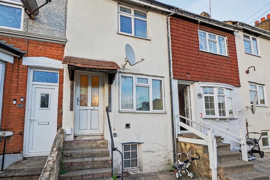Property photo 1 of 7 2 Bed Terraced House To Rent Luton Road, Chatham Me4