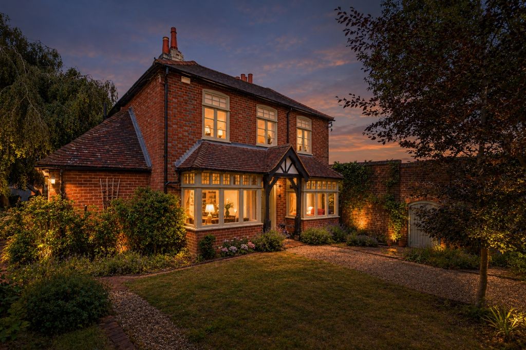 Property photo 1 of 18 Vine Cottage Night