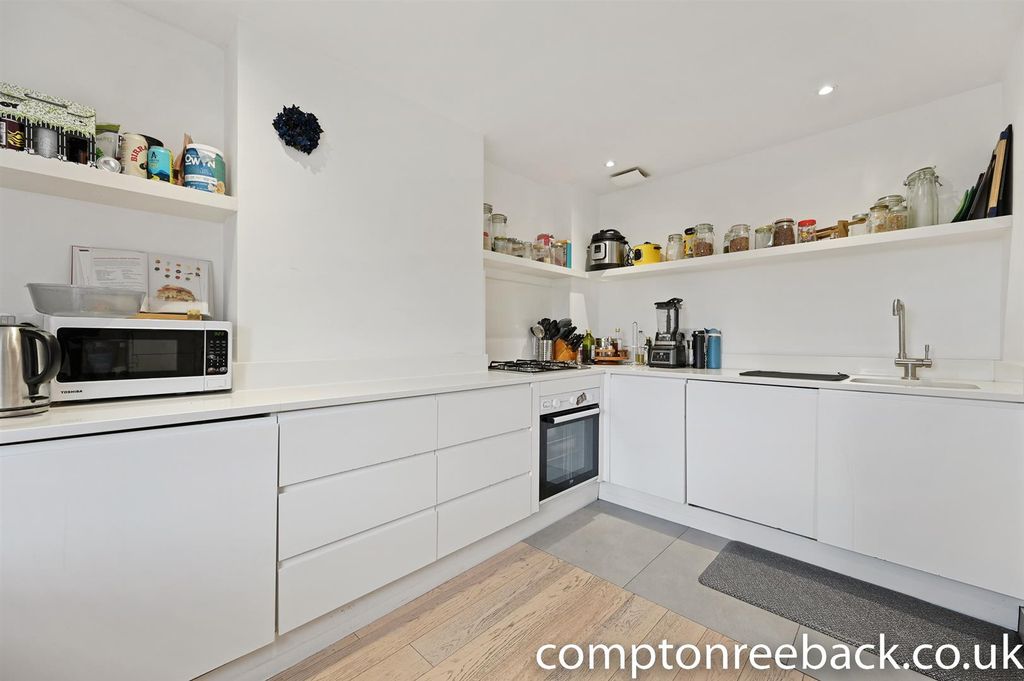 Property photo 2 of 7 Kitchen