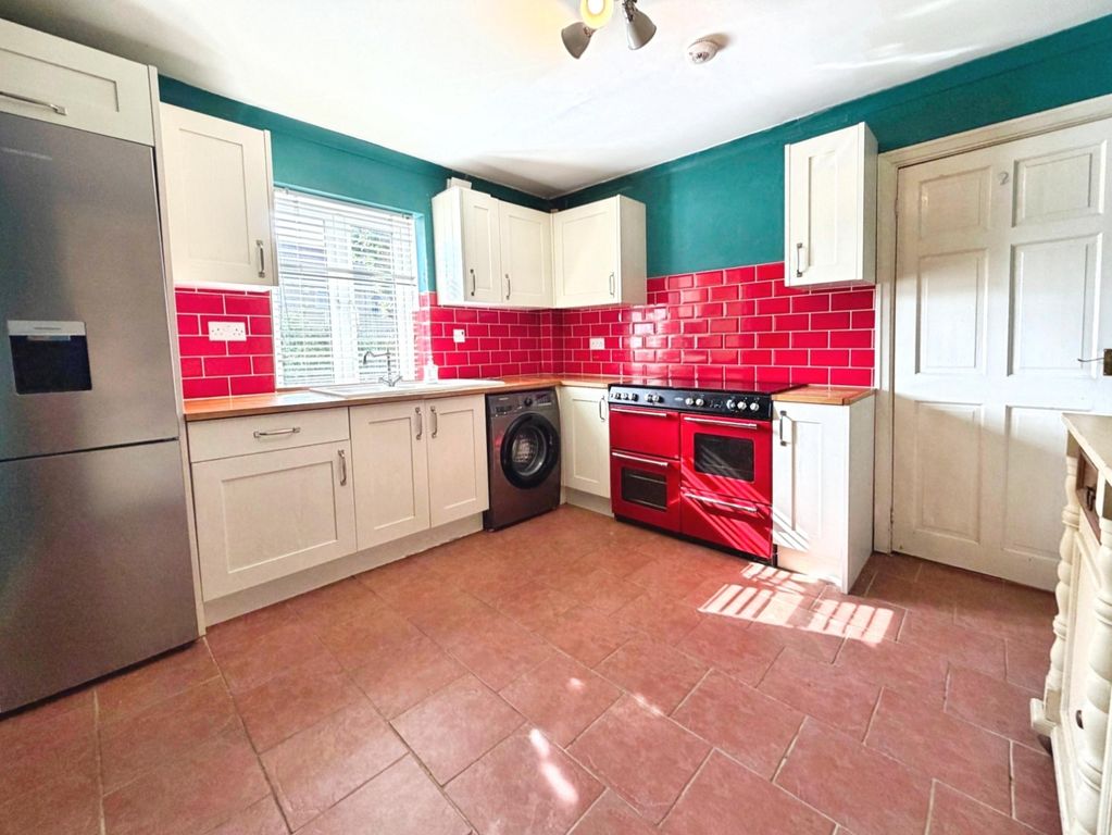 Property photo 2 of 19 Kitchen
