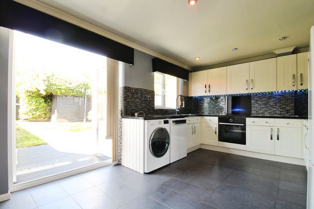 Property photo 3 of 11 Kitchen