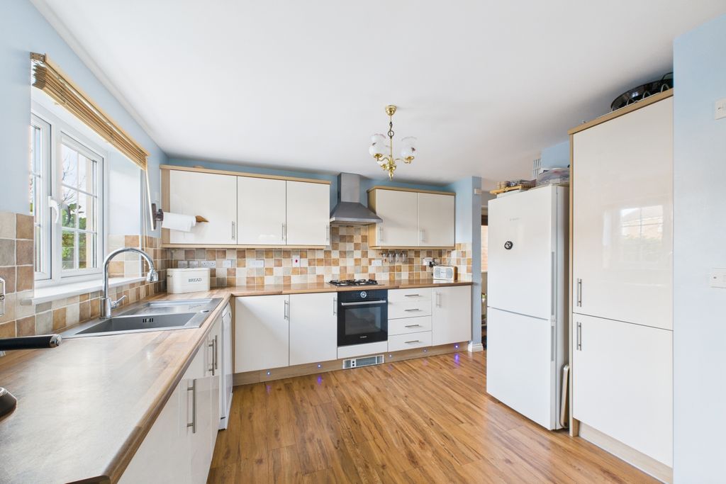 Property photo 2 of 18 Kitchen