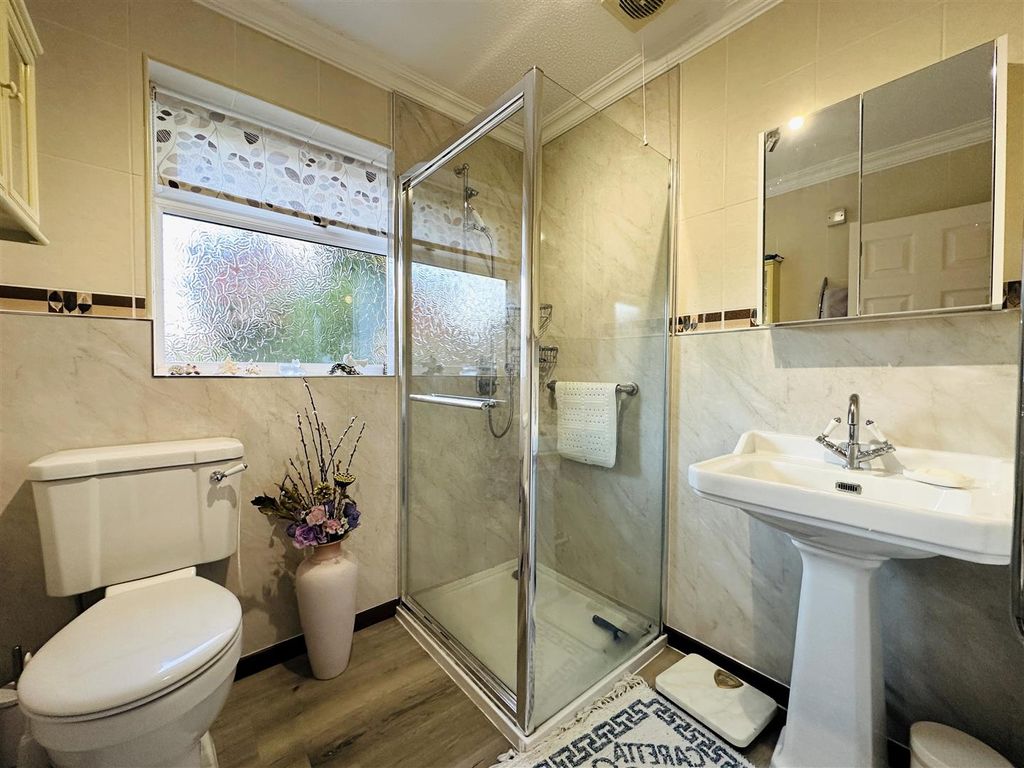 Property photo 3 of 15 Bathroom .Jpg