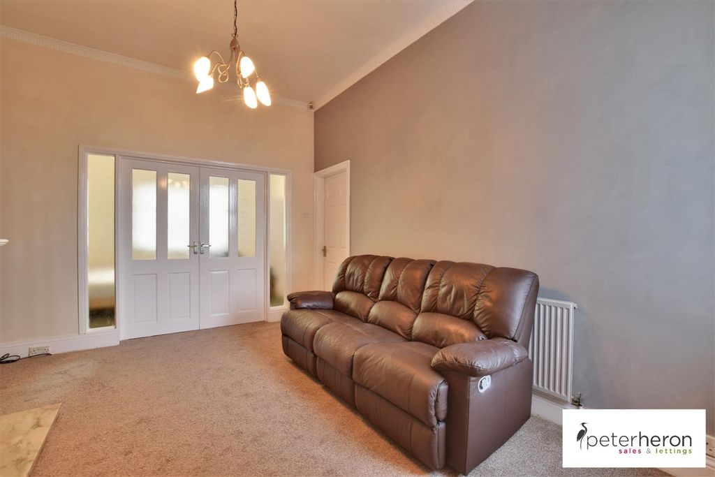 Property photo 3 of 12 Lounge