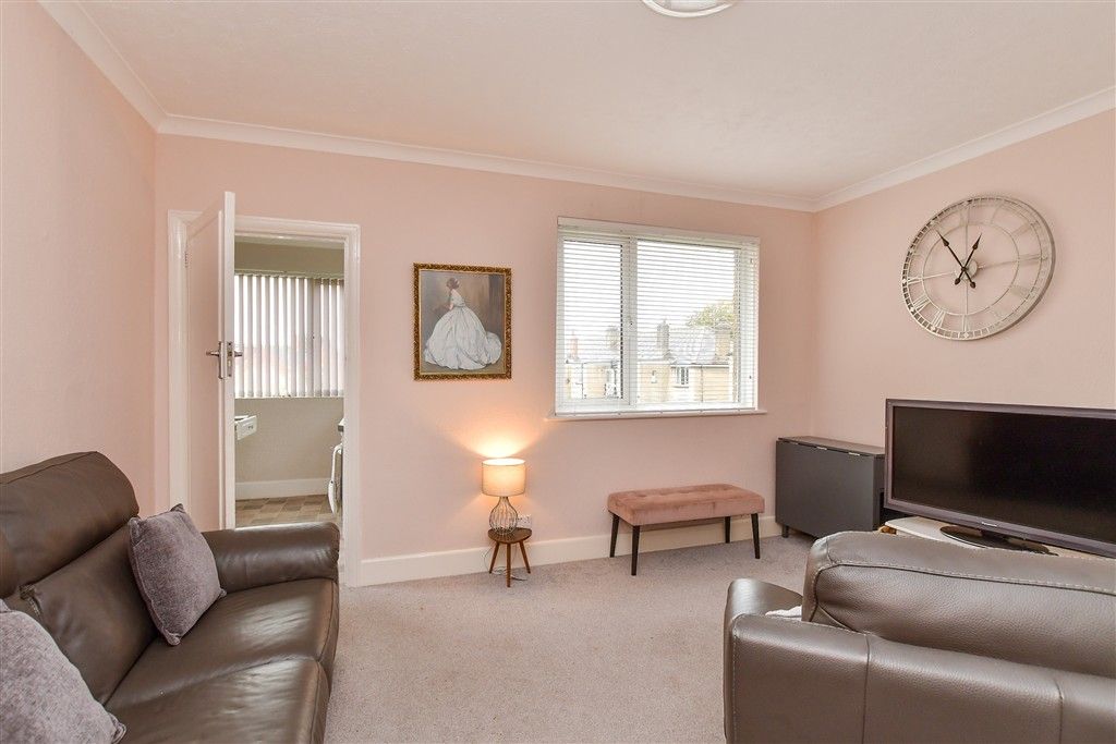 Property photo 3 of 13 Lounge