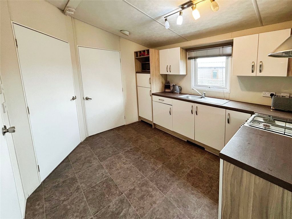 Property photo 3 of 10 Kitchen