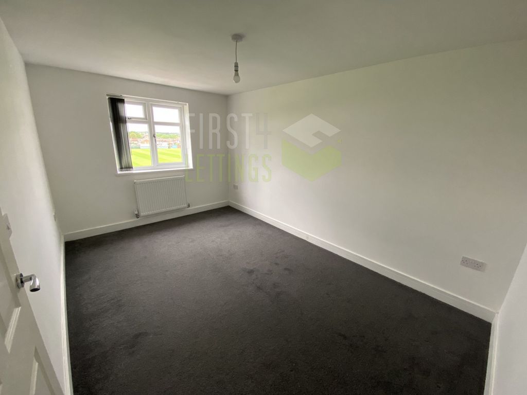 Property photo 3 of 8 Photo 6