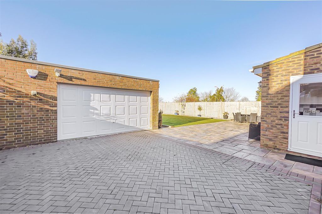 Property photo 2 of 23 Garage
